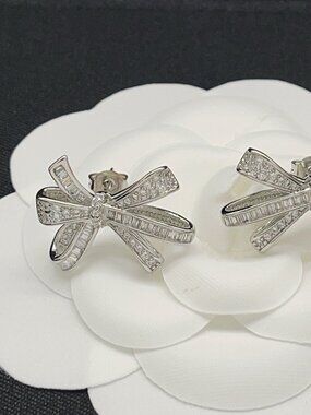 GRAFF 2026 Newest Silver Diamond-Studded Bow Earrings